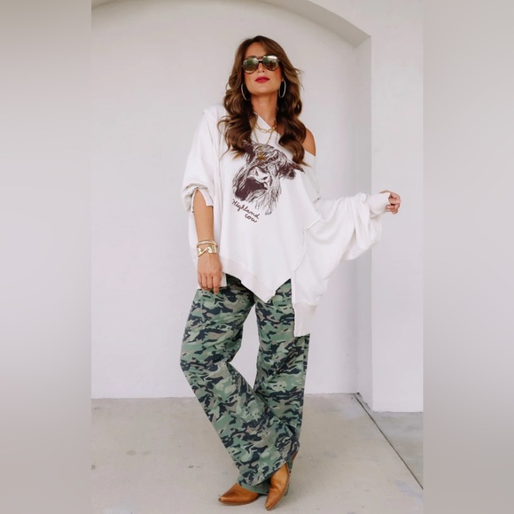 Free People Highland Cow Graphic Camden Sweatshirt ~ Size Large ~ NWT - Picture 3 of 13